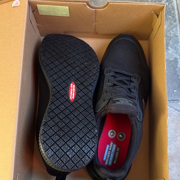 Skechers woman Black Slip-Resistant Sneakers with Red Insole used ones - Picture 3 of 7